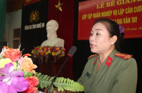 Đồng chí Đại tá Phan Thị Phương Hoa, Trưởng Phòng Hồ sơ nghiệp vụ Công an tỉnh phát biểu bế mạc lớp tập huấn