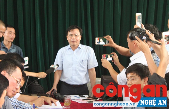 Ông Lê Ngọc Huấn, chủ tịch UBND huyện hương Khê bức xúc vì nhà máy thủy điện khẳng định là xả lũ đúng quy trình