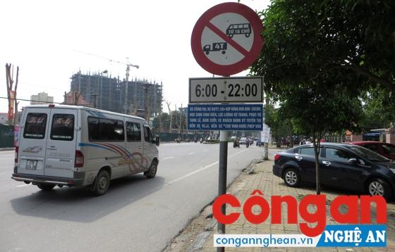 Biển báo 106b tại đường Lê Lợi (TP Vinh), cấm các loại xe  tải trọng từ 4 tấn trở lên hoạt động từ 6 - 22 giờ hàng ngày