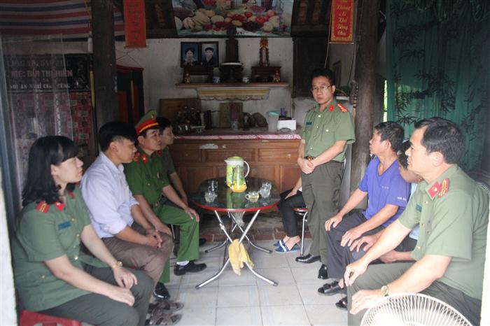  Đại tá Phạm Quang Tuyến Phó cục trưởng cục chính sách Bộ Công an chia sẽ những khó khăn với gia đình