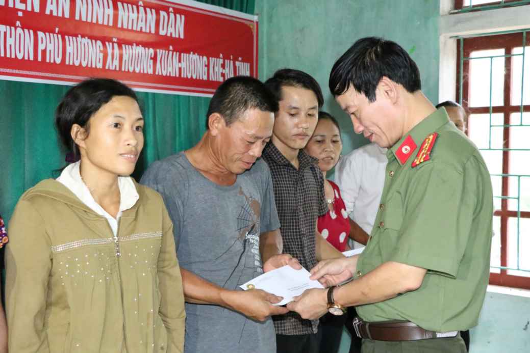 Tặng quà cho người tại thôn Phú Hương