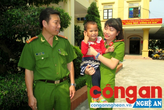 Công an huyện Tương Dương giải cứu thành công cháu bé 4 tuổi bị lừa bán sang Trung Quốc (tháng 5/2016)