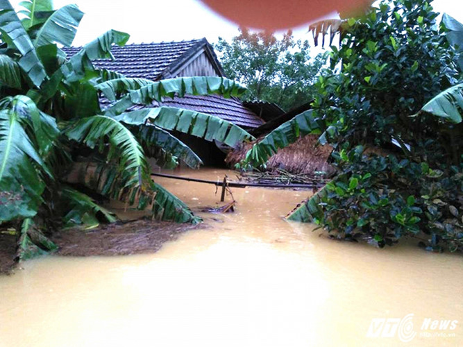 Hàng nghìn ngôi nhà ở huyện Hương Khê, Hà Tĩnh ngập trong nước lũ. Ảnh: VTC News