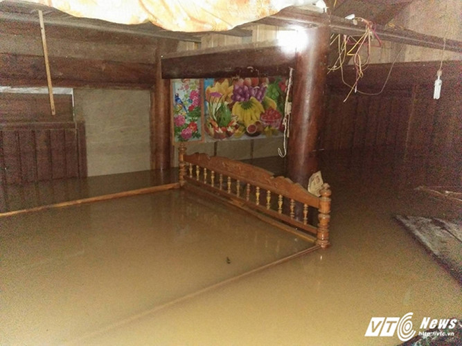  Nước ngập giường tại xã Hương Đô, huyện Hương Khê, Hà Tĩnh. Ảnh: VTC News