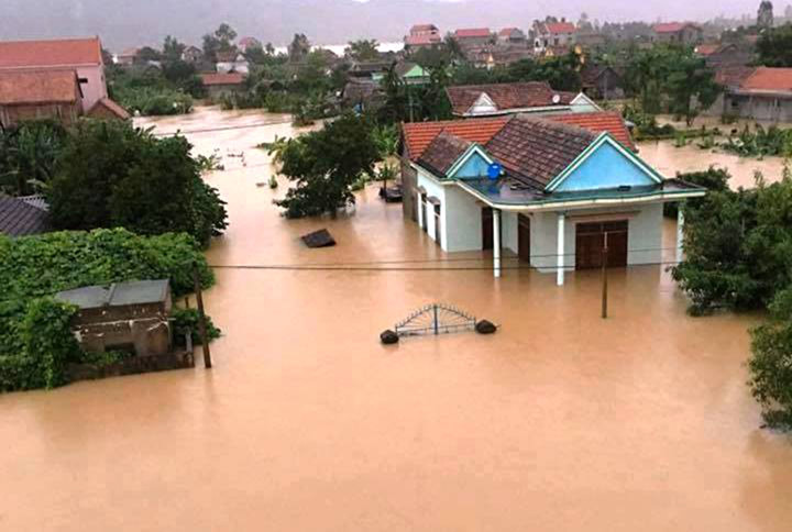Hàng nghìn ngôi nhà ở các huyện Tuyên Hóa, Minh Hóa, Lệ Thủy...của tỉnh Quảng Bình ngập trong biển nước. Ảnh: VTC News