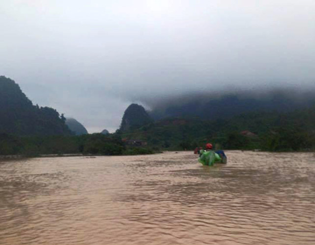 Nhiều bản làng của hai huyện miền núi Minh Hóa và Tuyên Hóa (Quảng Bình) đang bị cô lập do nước lũ. Ảnh: VTC News