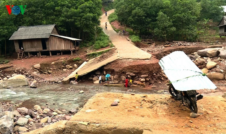 Chiếc cầu duy nhất vào bản Ba Loóc - một trong những bản làng xa xôi nhất của xã Dân Hóa, huyện Minh Hóa, tỉnh Quảng Bình – bị nước lũ cuốn trôi. Ảnh: CTV