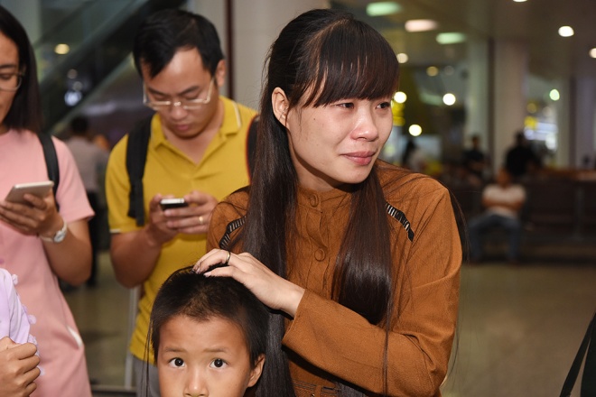 Vợ thuyền viên  Nguyễn Văn Hạ (Hà Tĩnh) cho biết, trong 4 năm qua, anh Hạ gọi điện về 3-4 lần thông báo tình hình sức khoẻ, cuộc sống trong khi bị cướp biển giam giữ, gia đình không có cách nào khác liên lạc ngược lại.
