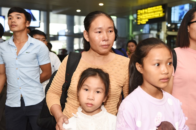 Liên tục lau nước mắt, vợ thuyền viên Nguyễn Văn Xuân (Hà Tĩnh) cùng hai con mong mỏi đến giây phút đoàn tụ gia đình.