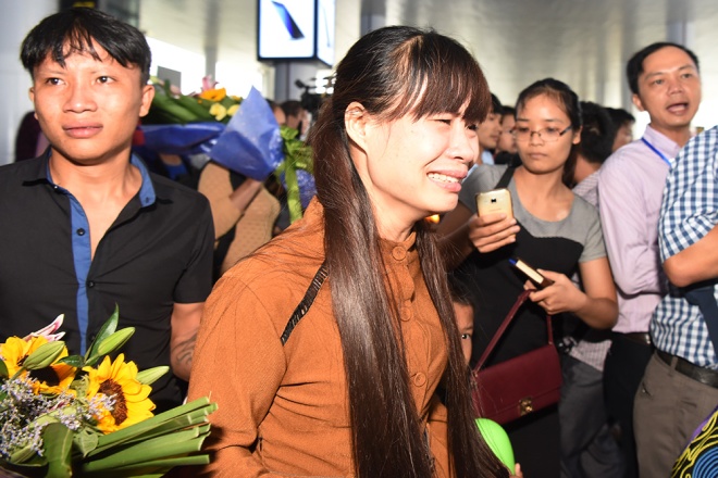 Vợ thuyền viên Nguyễn Văn Hạ oà khóc, liên tục gọi tên chồng khi nhìn thấy chồng xuất hiện.