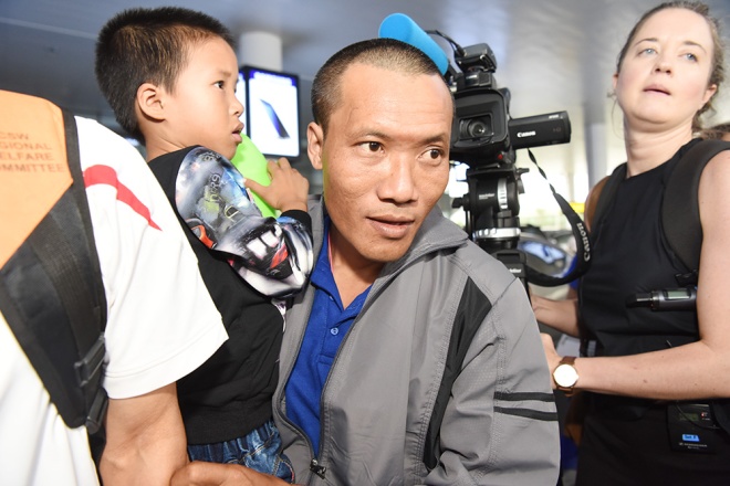Vội ôm lấy con trai nhỏ, anh Nguyễn Văn Hạ (35 tuổi) nói lớn với vợ: 