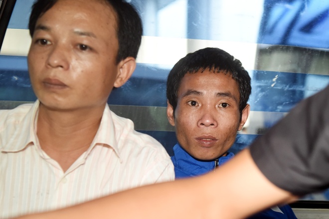 Được gặp người cha tại sân bay, gương mặt thuyền viên Phan Xuân Phương (35 tuổi, Nghệ An) chưa hết vẻ thất thần.