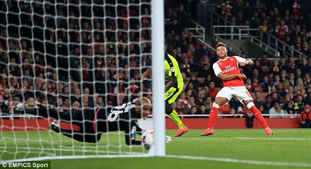 Alex Oxlade-Chamberlain đưa Arsenal vượt lên dẫn trước