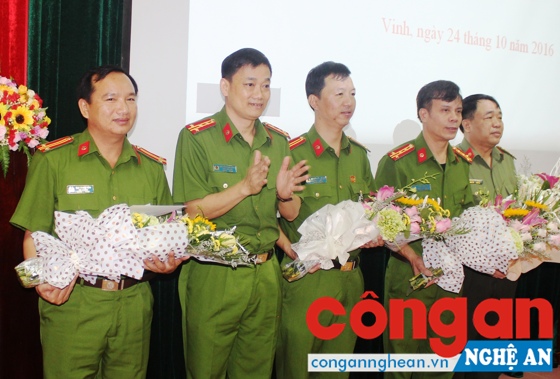 Đồng chí Đại tá Nguyễn Mạnh Hùng, Phó Giám đốc Công an tỉnh tặng hoa chúc mừng Ban chuyên án