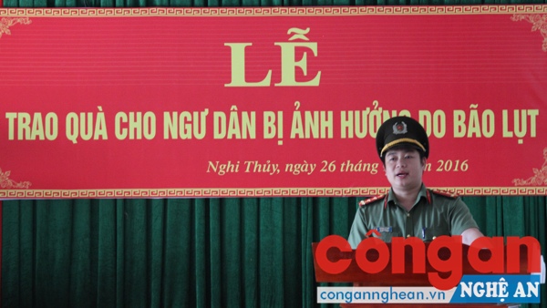 Đồng chí Đại úy Hoàng Lê Anh, Bí thư Đoàn Thanh niên Công an tỉnh phát biểu tại buổi lễ trao quà