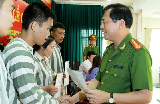 Đồng chí Đại tá Nguyễn Hữu Cầu, Giám đốc Công an tỉnh trao giấy chứng nhận đặc xá năm 2015 cho các phạm nhân đủ điều kiện đặc xá dịp Quốc khánh 2/9)