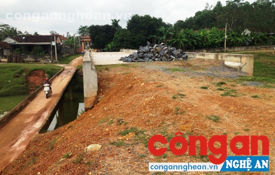 Ngày ngày, người dân xã Hòa Sơn phải đi qua cây cầu đã cũ nát bên cạnh cầu mới còn dở dang