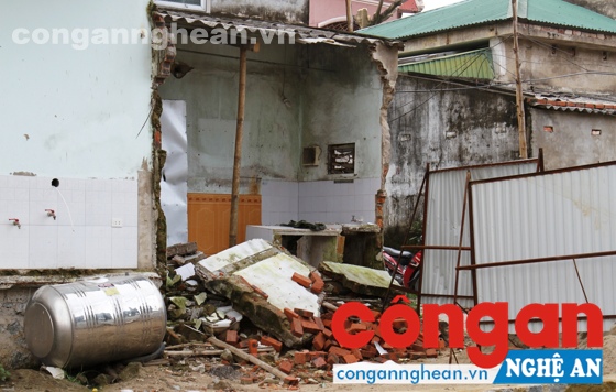 Bức tường của nhà bà Võ Thị Lan bị đổ sụp vào đêm 7/8/2016