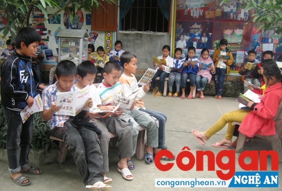 “Thư viện vườn trường” tại Trường Tiểu học Văn Sơn, huyện Đô Lương thu hút nhiều học sinh tham gia