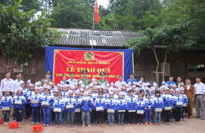 Trao 25 thùng sữa, Trao 10 cặp sách và 9 suất quà cho các em học sinh tại trường tiểu học xã Mỹ Lý, huyện Kỳ Sơn