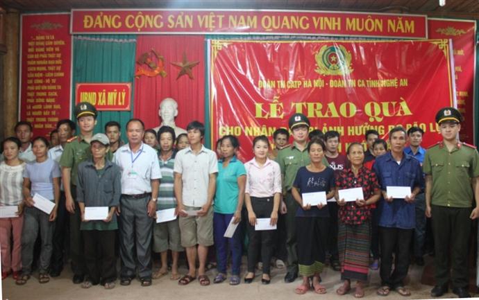 Trao quà cho nhân dân bị ảnh hưởng do lũ lụt tại xã Mỹ Lý, Kỳ Sơn
