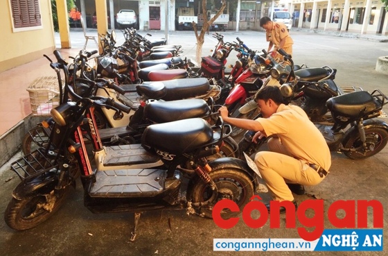 CBCS Đội CSGT-TT-CĐ Công an huyện Thanh Chương kiểm tra số xe máy điện bị tạm giữ