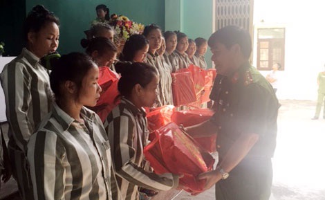 Ban Giám thị Trại giam Ninh Khánh tặng quà cho các phạm nhân.