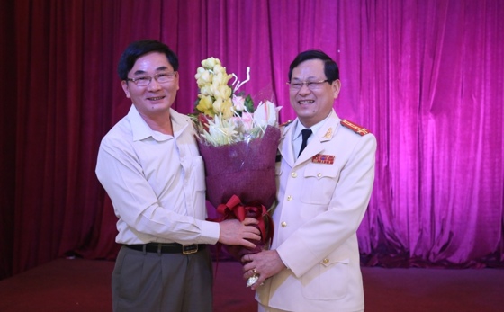Thiếu tướng Nguyễn Xuân Lâm, Phó Chánh thanh tra Bộ Công an chúc mừng Đại tá, PGS.TS Nguyễn Hữu Cầu.