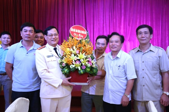  NXB CAND chúc mừng Đại tá, PGS.TS Nguyễn Hữu Cầu.