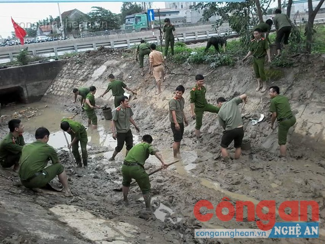 Hình ảnh dọn vệ sinh của ĐVTN Công an huyện Diễn Châu