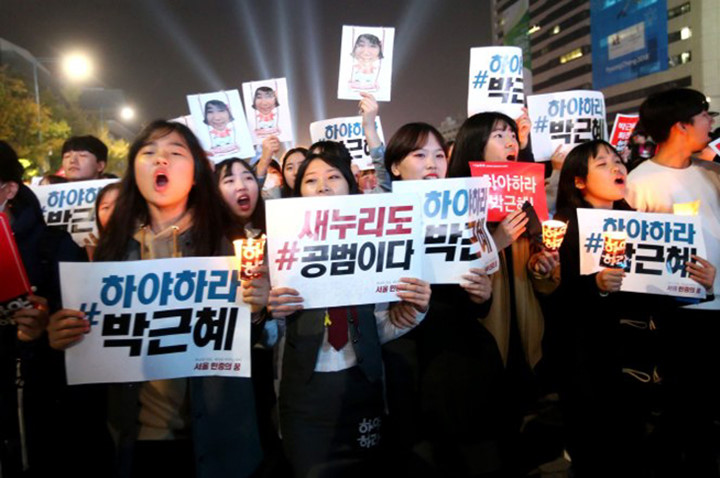 Người Hàn Quốc biểu tình phản đối Tổng thống Park Geun-hye. Ảnh: EPA.