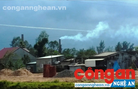 Lò gạch thủ công tại xóm Yên Giang đang âm ỉ nhả khói (Ảnh chụp vào chiều 26/10/2016)