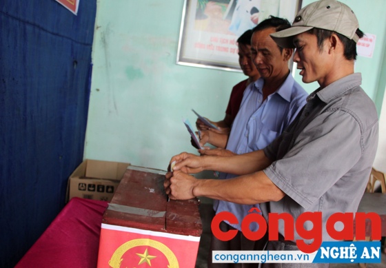 Công dân Việt Nam đủ 18 tuổi trở lên có quyền bỏ phiếu biểu quyết khi Nhà nước tổ chức trưng cầu ý dân - (Trong ảnh: Người dân xã Diễn Hạnh, huyện Diễn Châu bỏ phiếu bầu đại biểu Quốc hội và HĐND các cấp)