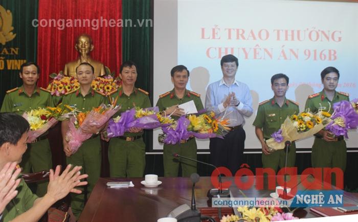 Đồng chí Lê Xuân Đại, Phó Chủ tịch Thường trực UBND tỉnh trao thưởng Ban chuyên án