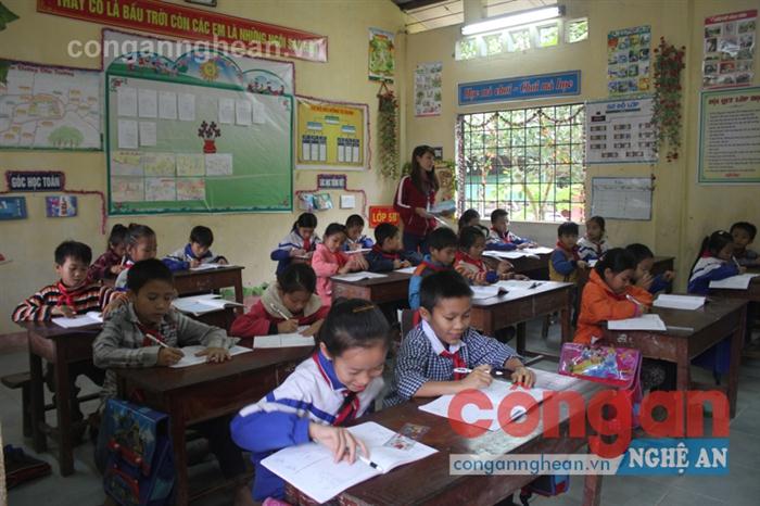 Mức lương ít ỏi, cuộc sống của những giáo viên hợp đồng gặp nhiều khó khăn  (Trong ảnh: Giờ học của cô và trò Trường Tiểu học Cắm Muộn, huyện Quế Phong)