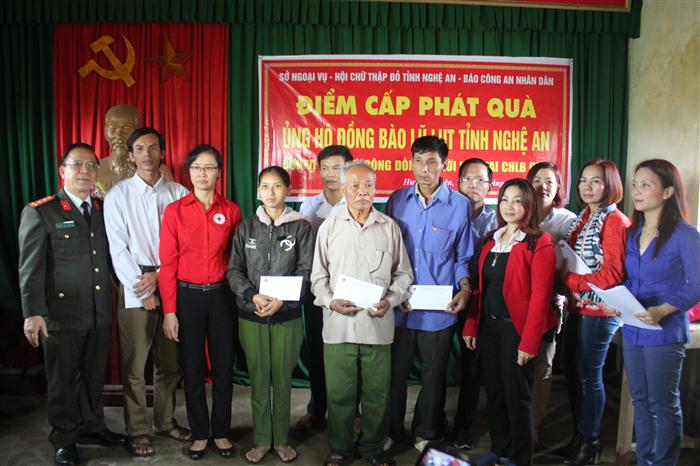 Đại diện Cộng đồng người Việt tại CHLBĐ và BCAND Trao 100 suất quà cho bà con tại 2 xã Hưng Lĩnh, Hưng Long huyện Hưng Nguyên 