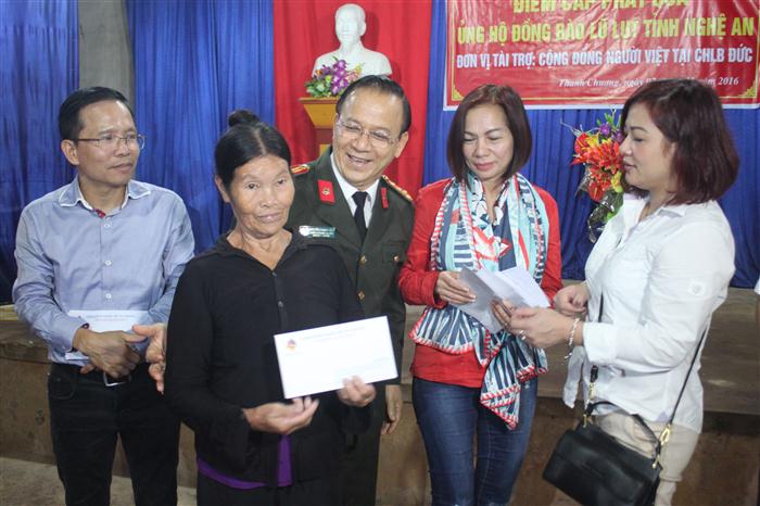 Đại diện Cộng đồng người Việt tại CHLBĐ và Báo CAND thăm hỏi chia sẻ với bà con vùng lũ Thanh Chương.