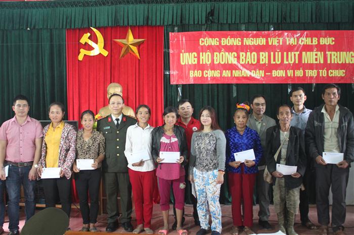 Đại diện Cộng đồng người Việt tại CHLBĐ và Báo CAND thăm hỏi tặng quà cho bà con tại xã Hữu Khuông huyện Tương Dương.