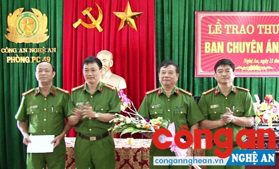  Khen thưởng Ban chuyên án 816R (Phòng Cảnh sát PCTP về Môi trường) về thành tích bắt 3 đối tượng phá rừng ở  huyện Tương Dương