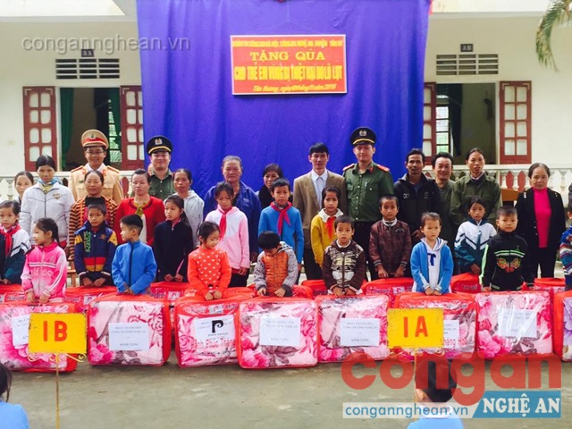Trao 60 chăn ấm cho các em học sinh tại trường tiểu học Tân Hương 1 và Tân Hương 2, huyện Tân kỳ