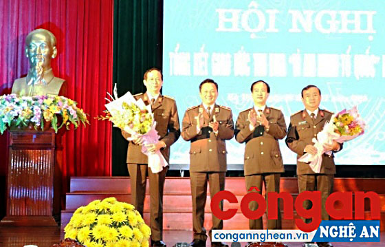 Đồng chí Thiếu tướng Nguyễn Quang Chữ tặng hoa chúc mừng Công an 2 tỉnh Quảng Bình và Quảng Trị được bầu làm Cụm trưởng và Cụm phó Cụm thi đua số 5 - Bộ Công an năm 2017
