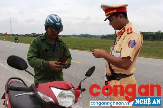 CBCS Đội TTKSGT 1/7 kiểm tra việc chấp hành Luật Giao thông đường bộ đối với người điều khiển xe máy