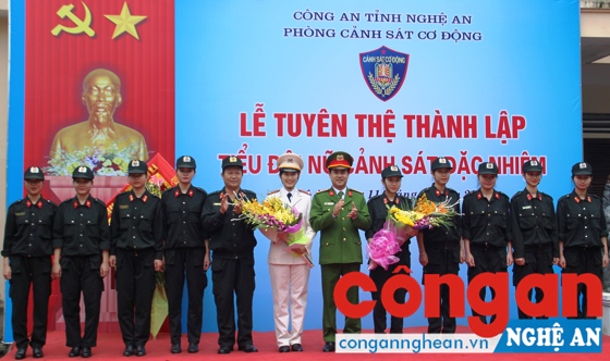 Lãnh đạo Công an tỉnh và Phòng Cảnh sát Cơ động tặng hoa chúc mừng Tiểu đội nữ Cảnh sát đặc nhiệm tại Lễ Tuyên thệ thành lập Tiểu đội nữ Cảnh sát đặc nhiệm - Ảnh: Hằng Nga