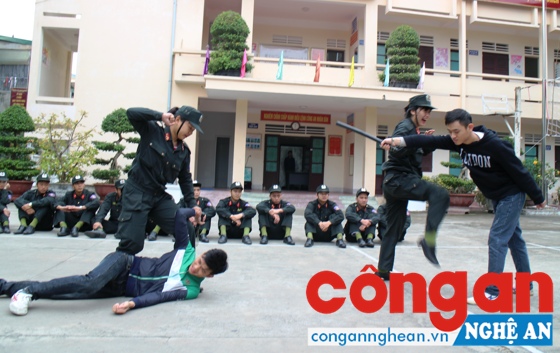 Tiểu đội nữ Cảnh sát đặc nhiệm tập luyện võ thuật, kỹ - chiến thuật