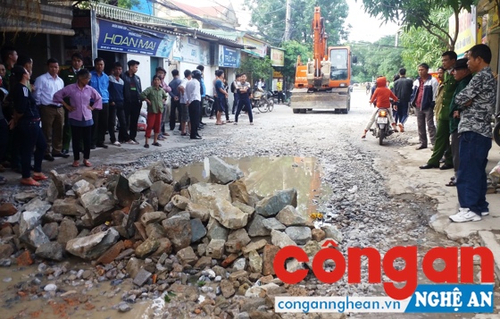 Người dân tập kết đất đá để tạo barie ngăn không cho các phương tiện cơ giới qua lại trên đường Nguyễn Duy Trinh