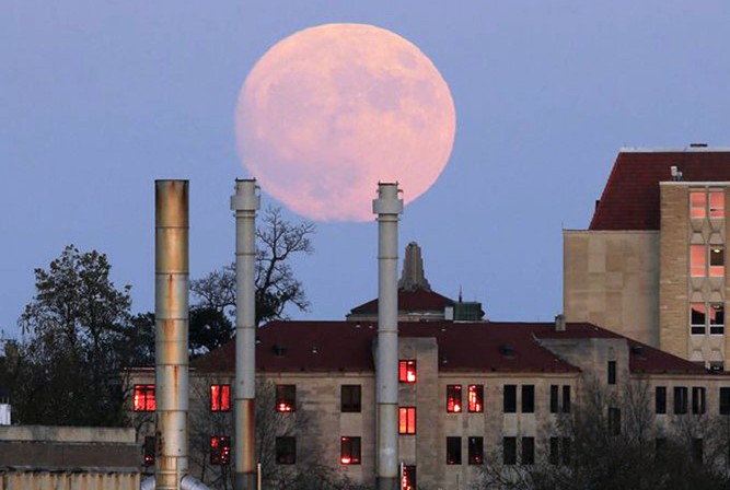 Siêu Trăng chưa tròn hẳn ở đại học Kansas, Mỹ tối chủ nhật. (ảnh: AP)