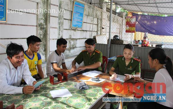 CBCS Đội Cảnh sát QLHC về TTXH Công an huyện Diễn Châu đến tận cơ sở làm CMND cho người dân
