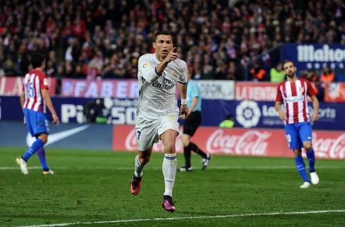 Ronaldo ghi bàn từ tình huống cố định