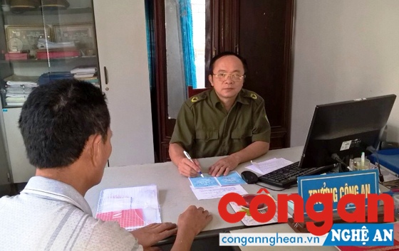 Trưởng Công an xã Nghi Trung trao đổi về tình hình ANTT với người dân