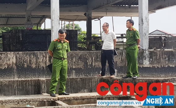  Cảnh sát Môi trường Công an tỉnh Hà Tĩnh kiểm tra xả thải của doanh nghiệp